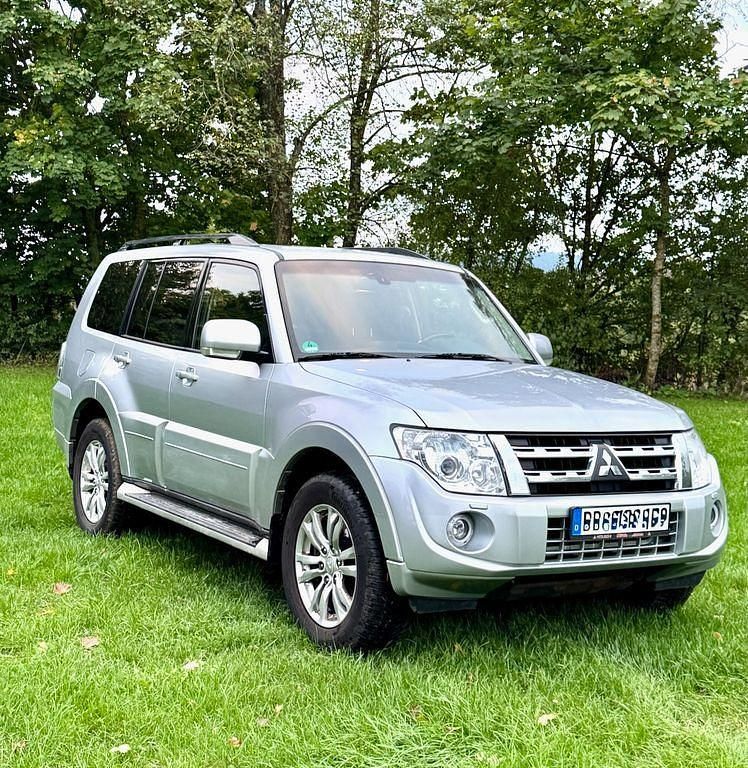 Silber Gebraucht 2013 Mitsubishi Pajero Instyle SUV | 18.999 € (Fairer Preis) - Bild 1/4