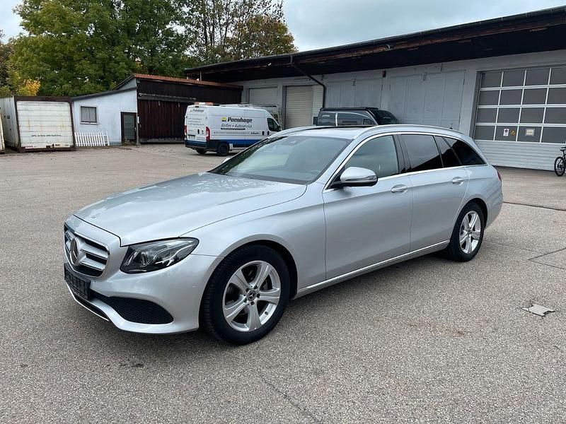 Silber Gebraucht 2017 Mercedes E220 Avantgarde Limousine | 20.599 € (Superpreis) - Bild 1/4