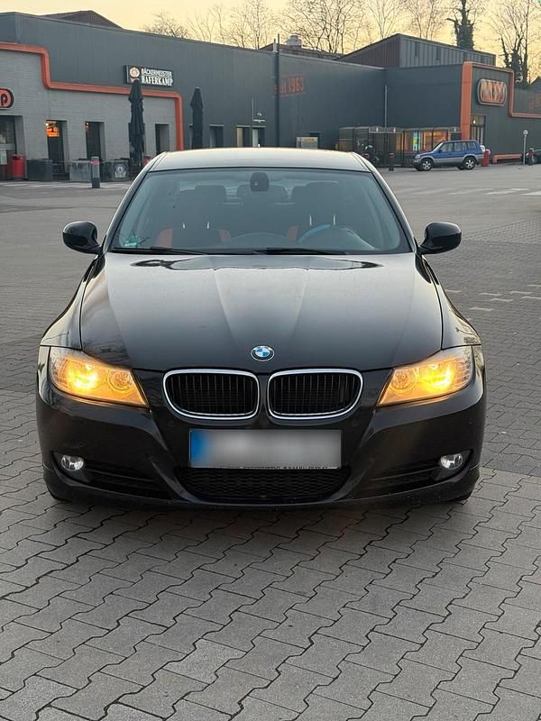 Gebraucht BMW 320 174 PS (127 kW) 2010 Schwarz Limousine