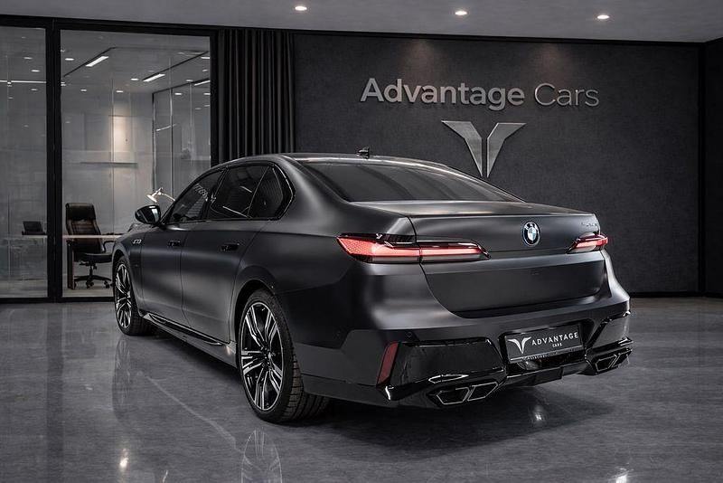 Gebraucht BMW M760e 571 PS (419 kW) 2024 Grau Limousine