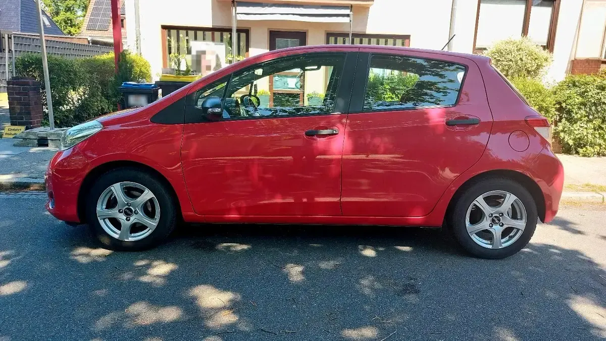 Gebraucht Toyota Yaris 69 PS (50 kW) 2013 Rot Kleinwagen