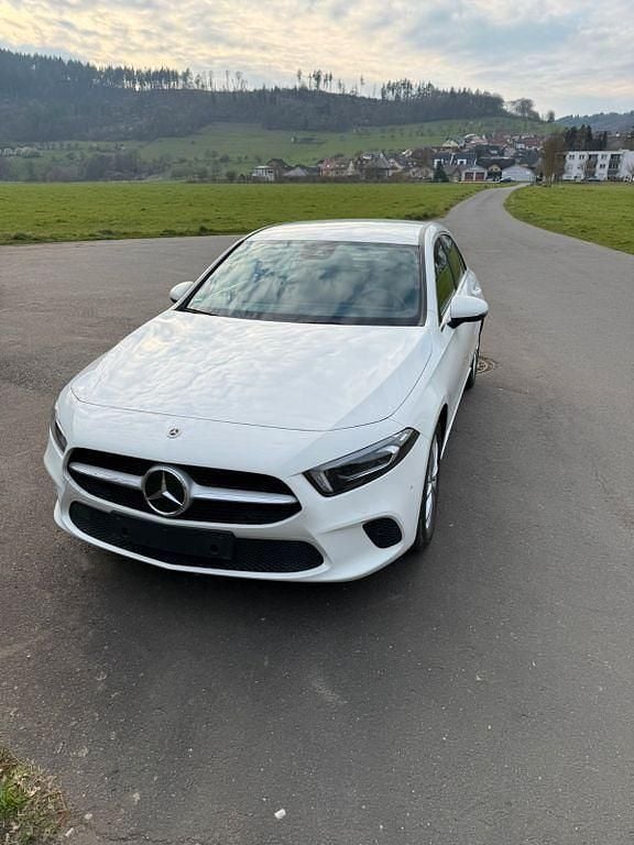 Gebraucht Mercedes A200 163 PS (119 kW) 2019 Weiß Limousine