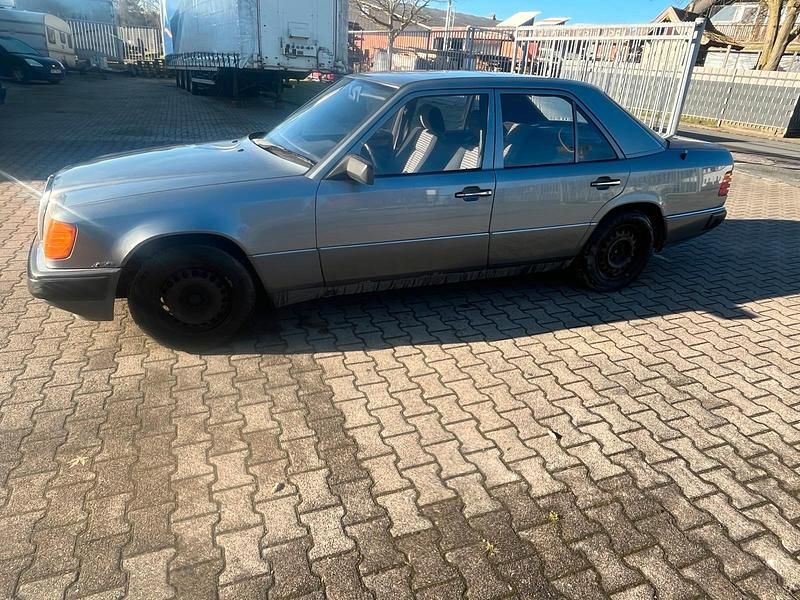 Gebraucht Mercedes E230 132 PS (97 kW) 1991 Grau Limousine
