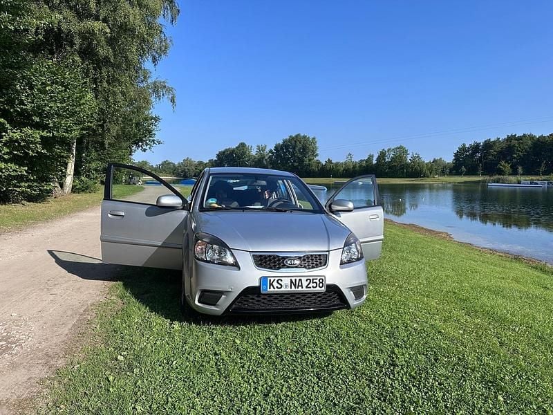 Silber Gebraucht 2011 Kia Rio Kleinwagen | 3.100 € (Guter Preis) - Bild 1/4