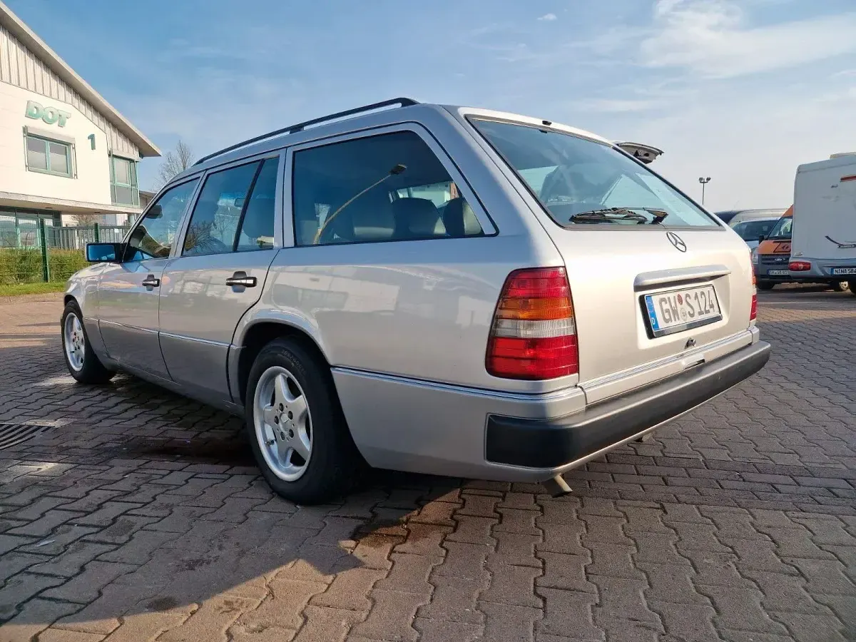 Gebraucht Mercedes E220 150 PS (110 kW) 1993 Silber Kombi
