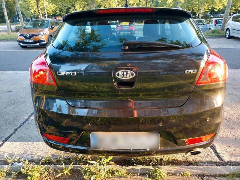 Second-hand Kia ProCeed 128 CP (94 kW) 2011 Negru Hatchback