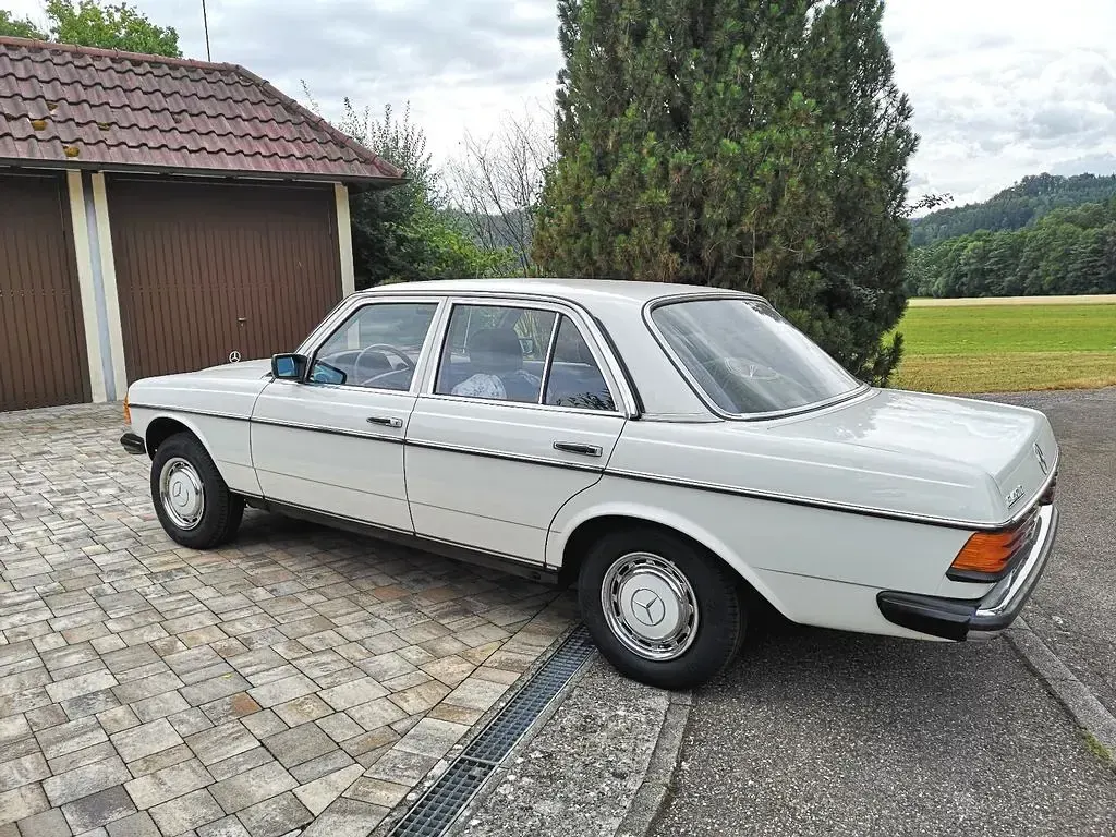Gebraucht Mercedes 240 72 PS (52 kW) 1984 Weiß Limousine