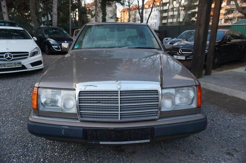 Gebraucht Mercedes E230 132 PS (97 kW) 1989 Braun Limousine