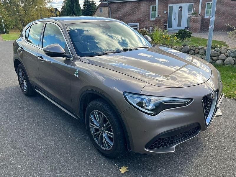 Braun Gebraucht 2017 Alfa Romeo Stelvio SUV | 23.800 € (Guter Preis) - Bild 1/4