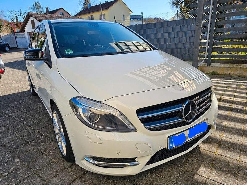 Gebraucht Mercedes B200 156 PS (114 kW) 2014 Weiß Van / Kleinbus