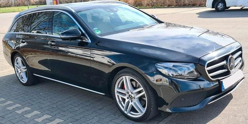 Schwarz Gebraucht 2019 Mercedes E220 Kombi | 24.600 € (Superpreis) - Bild 1/4