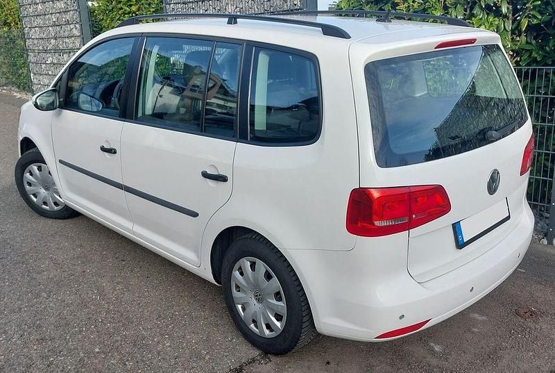 Gebraucht VW Touran Trendline 105 PS (77 kW) 2012 Weiß Van / Kleinbus