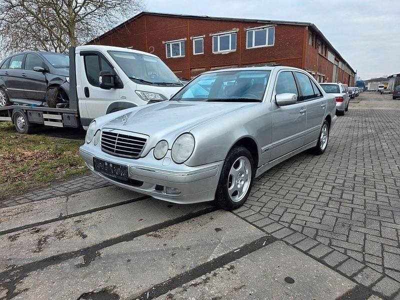 Silber Gebraucht 2002 Mercedes E320 Avantgarde Limousine | 3.200 € (Superpreis) - Bild 1/4