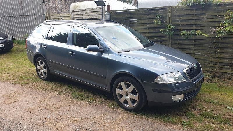 Grau Gebraucht 2005 Skoda Octavia Kombi | 1.390 € (Fairer Preis) - Bild 1/4