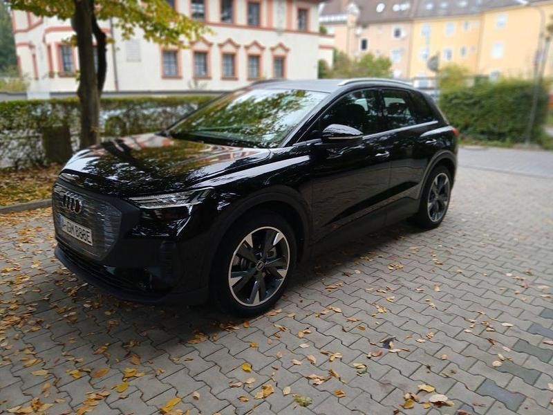 Schwarz Gebraucht 2022 Audi Q4 e-tron Ambiente SUV | 36.600 € (Etwas zu teuer) - Bild 1/4