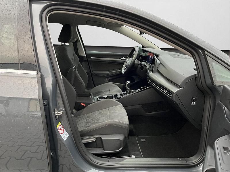Gebraucht VW Golf VIII 150 PS (110 kW) 2022 Delfingrau metallic (metallic) Limousine