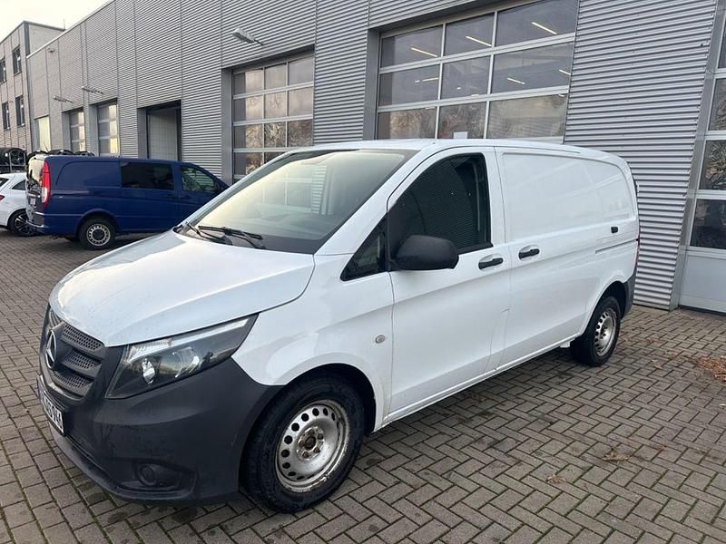 Weiß Gebraucht 2017 Mercedes Vito Van / Kleinbus | 10.790 € (Guter Preis) - Bild 1/4