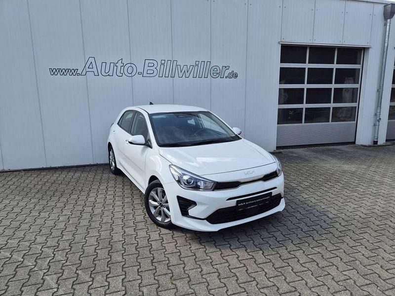 Schneeweiß Gebraucht 2022 Kia Rio Vision Limousine | 15.900 € (Fairer Preis) - Bild 1/4