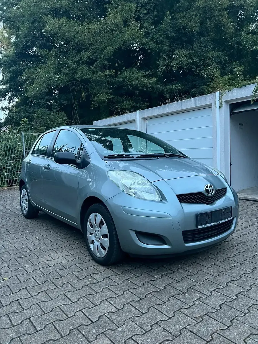 Gebraucht Toyota Yaris 69 PS (50 kW) 2009 Silber Kleinwagen