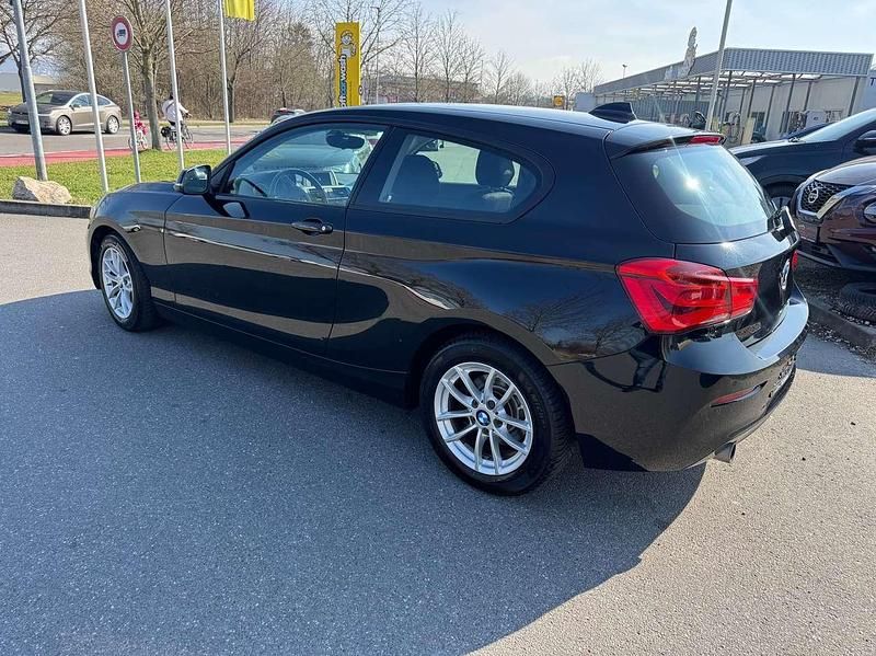 Gebraucht BMW 118 Advantage 136 PS (100 kW) 2018 Schwarz ii/bonnet fluid black Kleinwagen