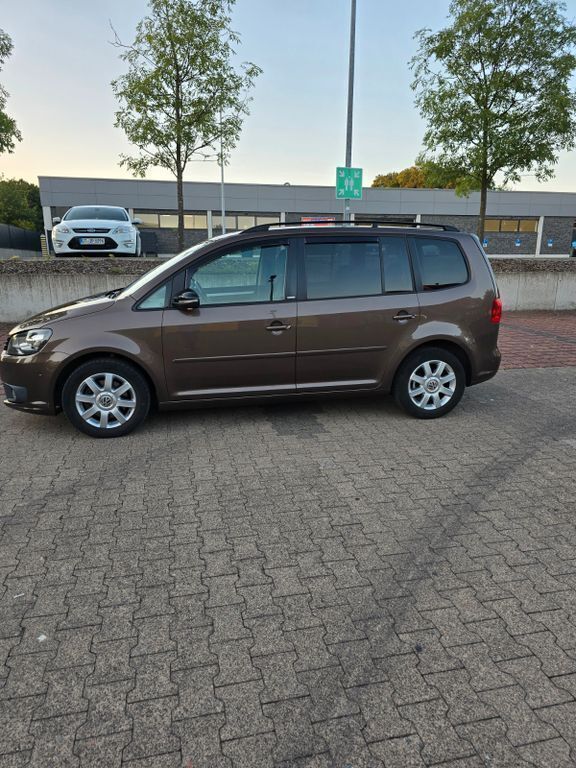 Braun Gebraucht 2012 VW Touran Style Van / Kleinbus | 10.100 € (Etwas zu teuer) - Bild 1/3