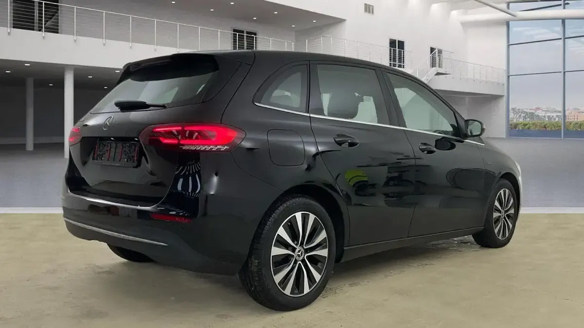 Gebraucht Mercedes E250 218 PS (160 kW) 2021 Schwarz Limousine