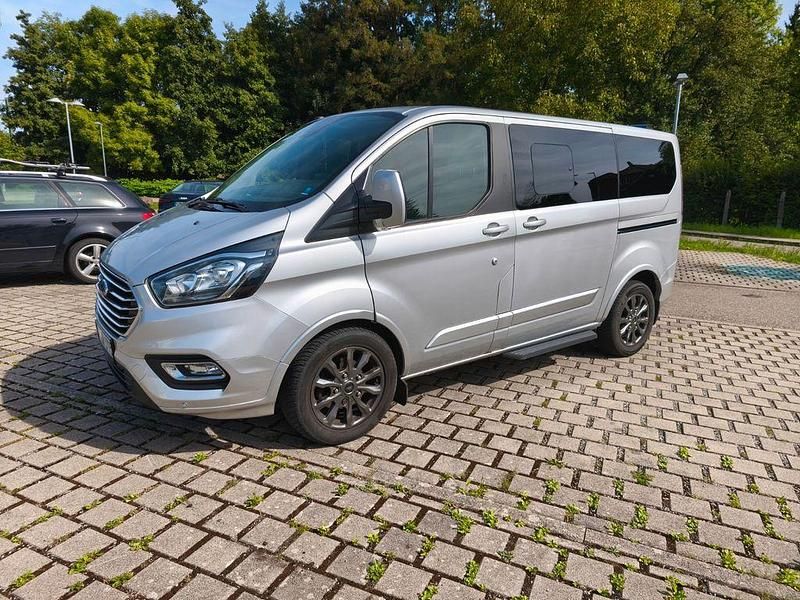 Silber Gebraucht 2018 Ford Tourneo Custom Titanium Van / Kleinbus | 26.900 € (Superpreis) - Bild 1/4