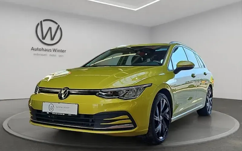 Gebraucht VW Golf VIII Active 150 PS (110 kW) 2023 Limonengelb Kombi