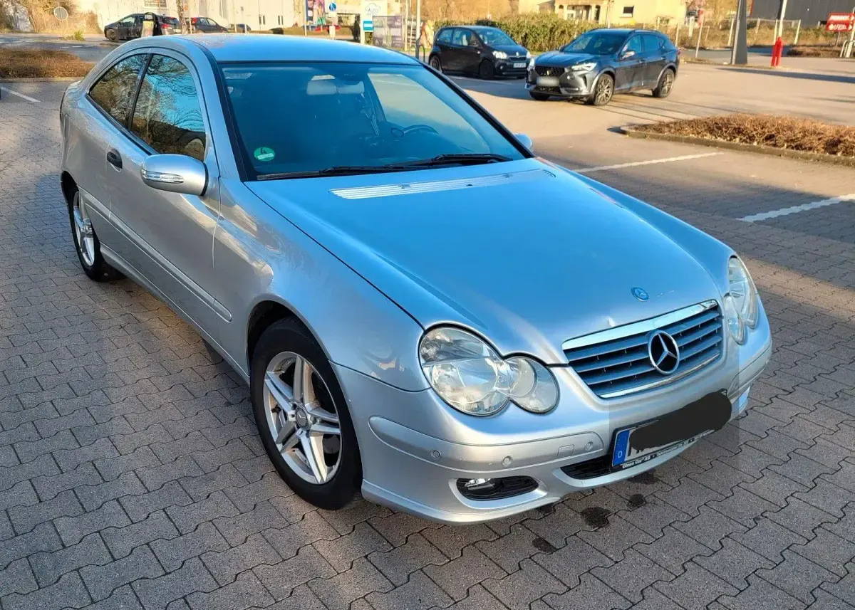 Gebraucht Mercedes C180 143 PS (105 kW) 2007 Silber Coupé