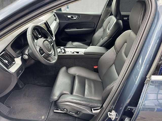 Gebraucht Volvo XC60 Plus 197 PS (144 kW) 2023 Denim blue / metallic SUV