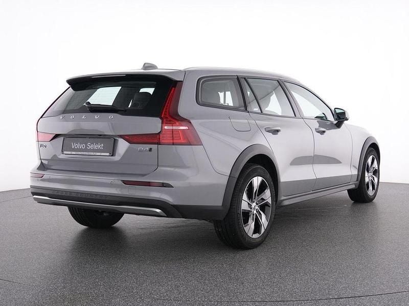 Gebraucht Volvo V60 CC Plus 197 PS (144 kW) 2023 Vapour grey / metallic Kombi