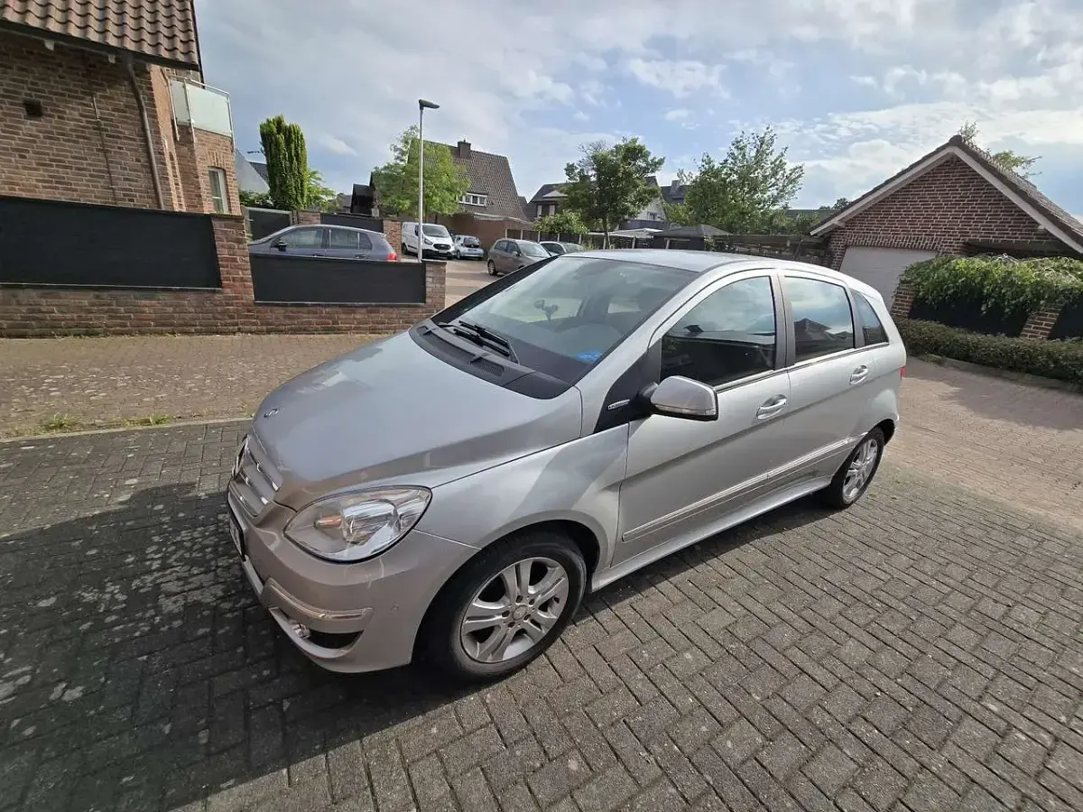 Gebraucht Mercedes B180 116 PS (85 kW) 2011 Silber Kleinwagen