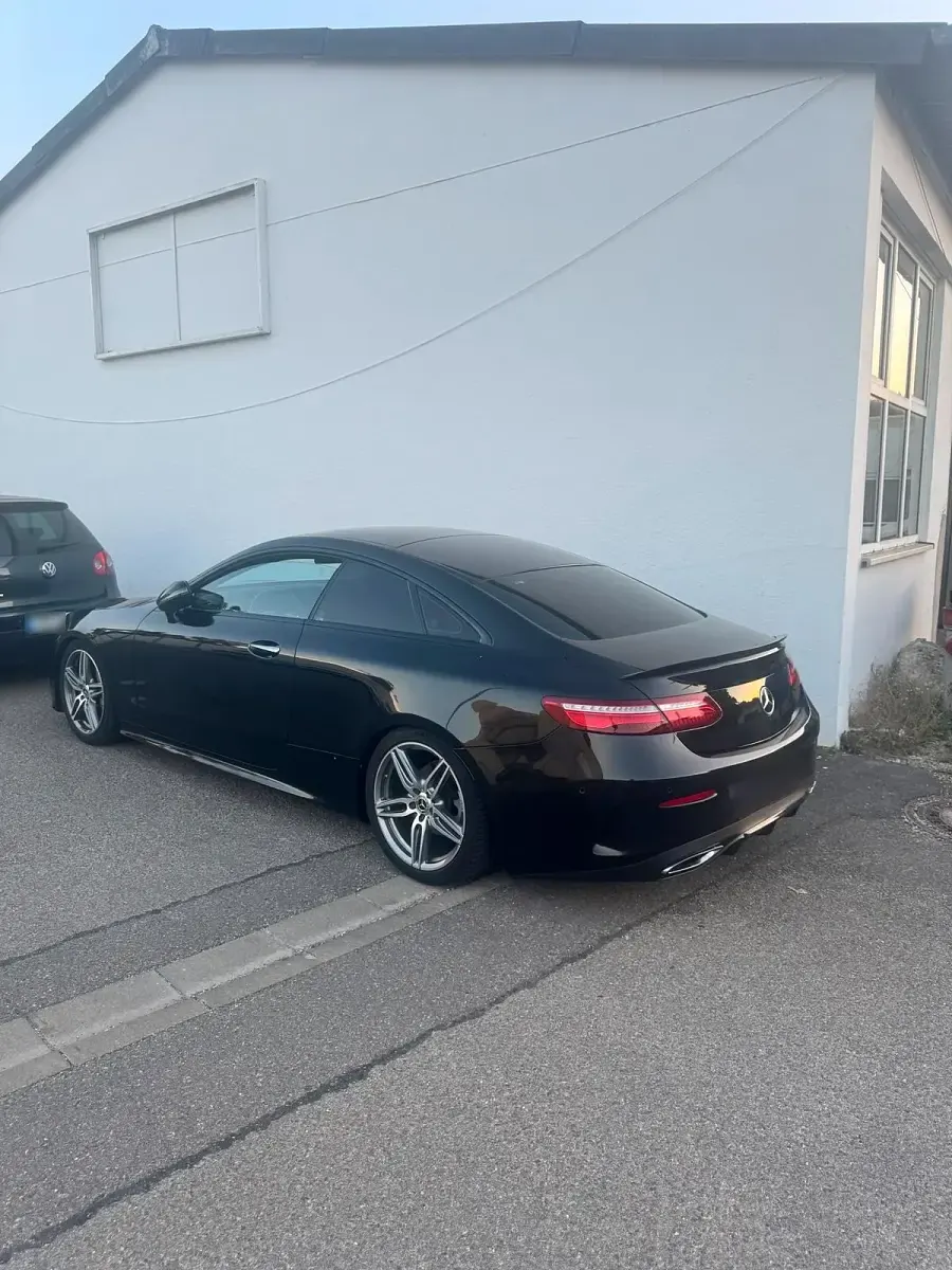 Gebraucht Mercedes E220 AMG 194 PS (142 kW) 2018 Schwarz Coupé