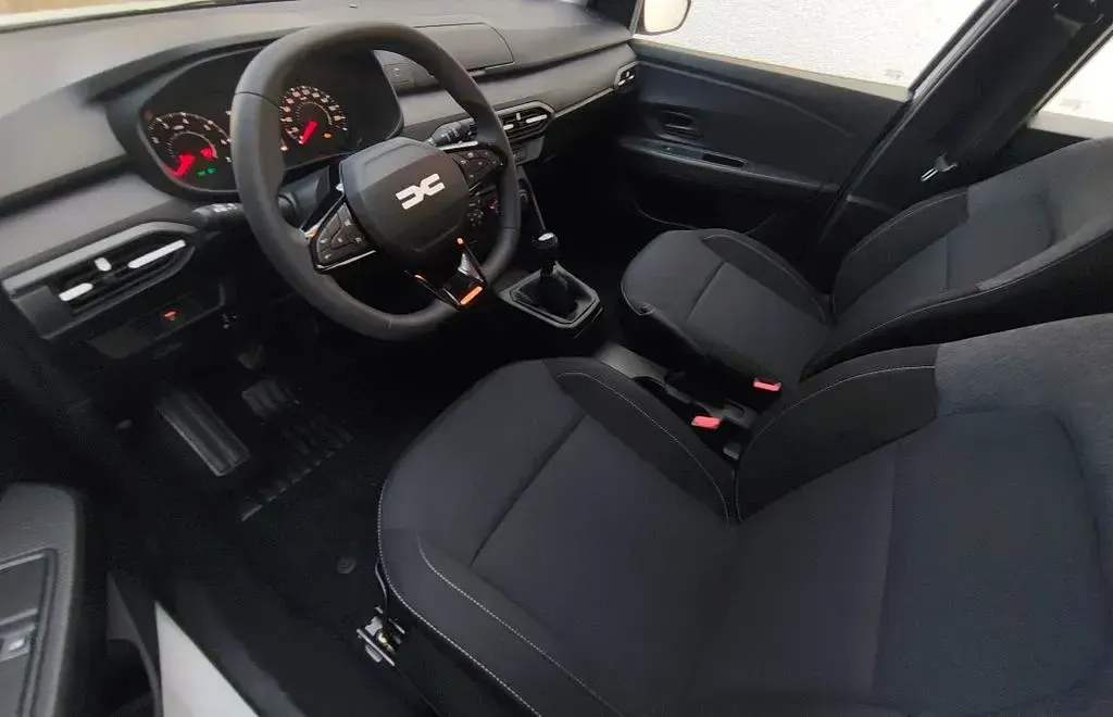 Neu Dacia Sandero Essentiel 67 PS (49 kW) 2026 Weiß Limousine