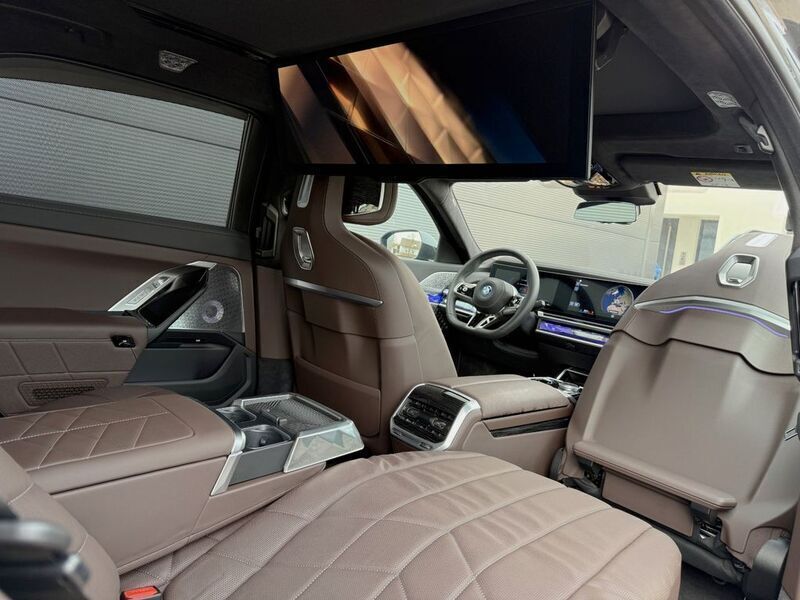 Grau Gebraucht 2023 BMW i7 M Sport Limousine | 98.390 € (Fairer Preis) - Bild 1/4