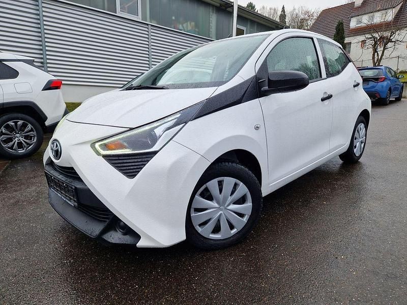 Weiß Gebraucht 2021 Toyota Aygo Business Edition Kleinwagen | 11.490 € (Fairer Preis) - Bild 1/4