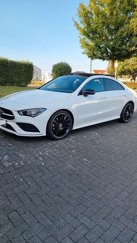 Weiß Gebraucht 2022 Mercedes CLA250 AMG line Limousine | 34.990 € (Guter Preis) - Bild 1/4
