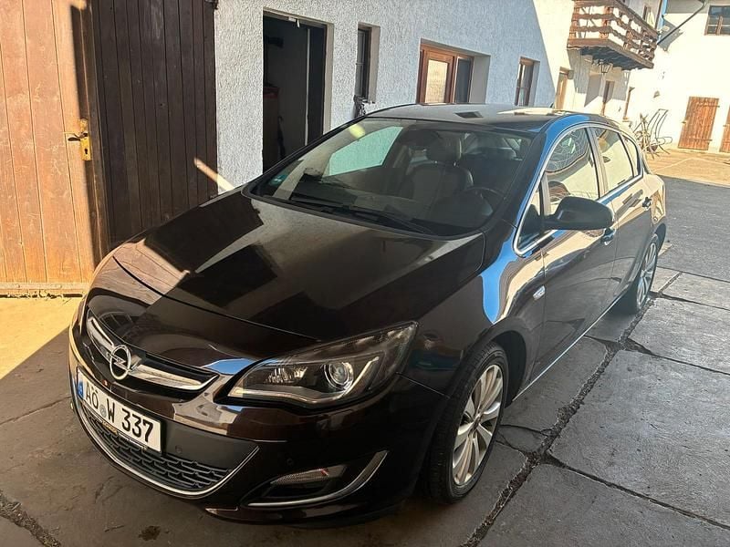 Gebraucht Opel Astra 140 PS (102 kW) 2013 Braun Limousine