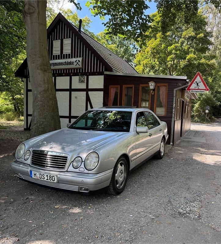 Silber Gebraucht 1996 Mercedes E280 Avantgarde Limousine | 6.800 € (Fairer Preis) - Bild 1/4