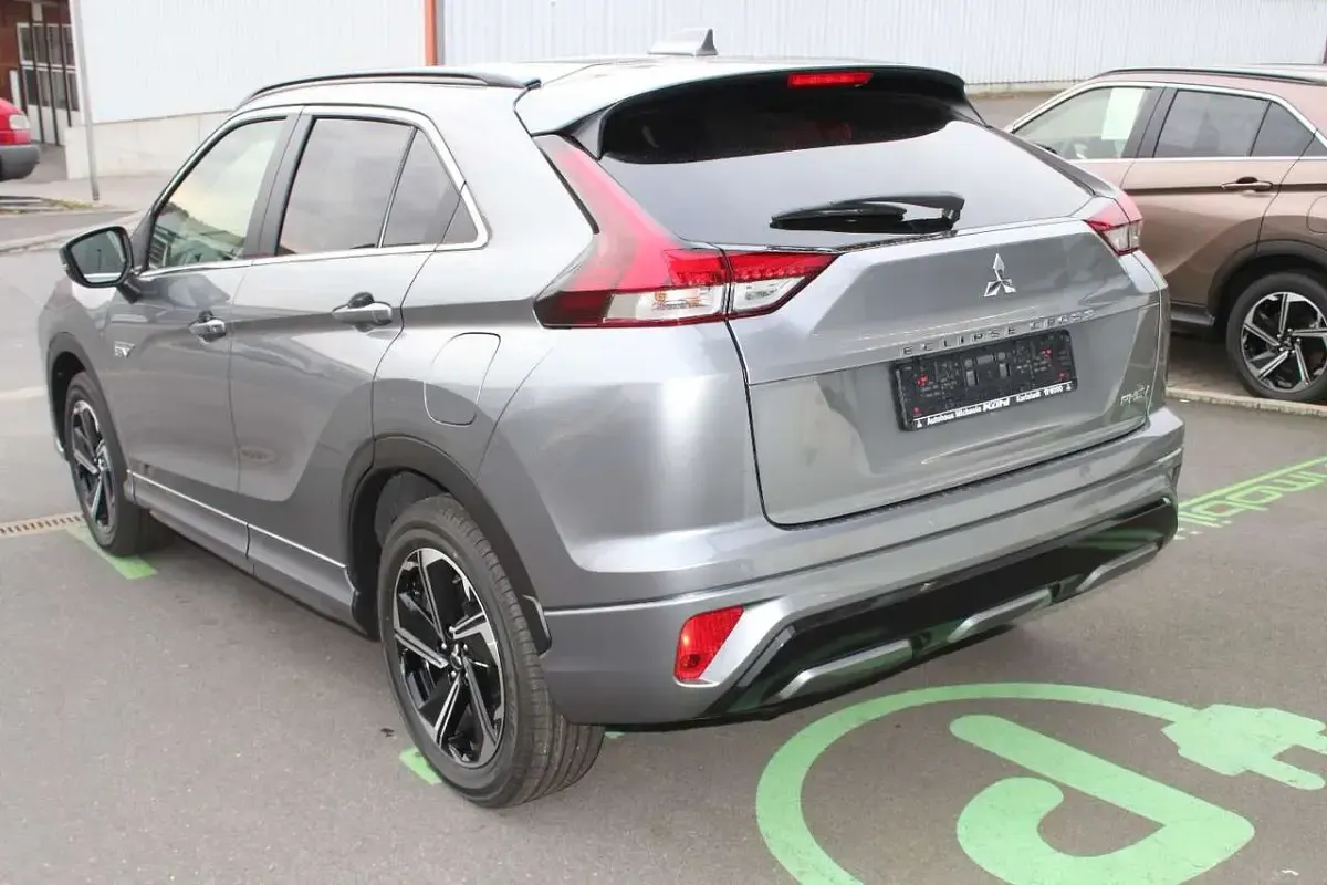 Usado Mitsubishi Eclipse Cross Top 188 CV (138 kW) 2022 Plateado SUV