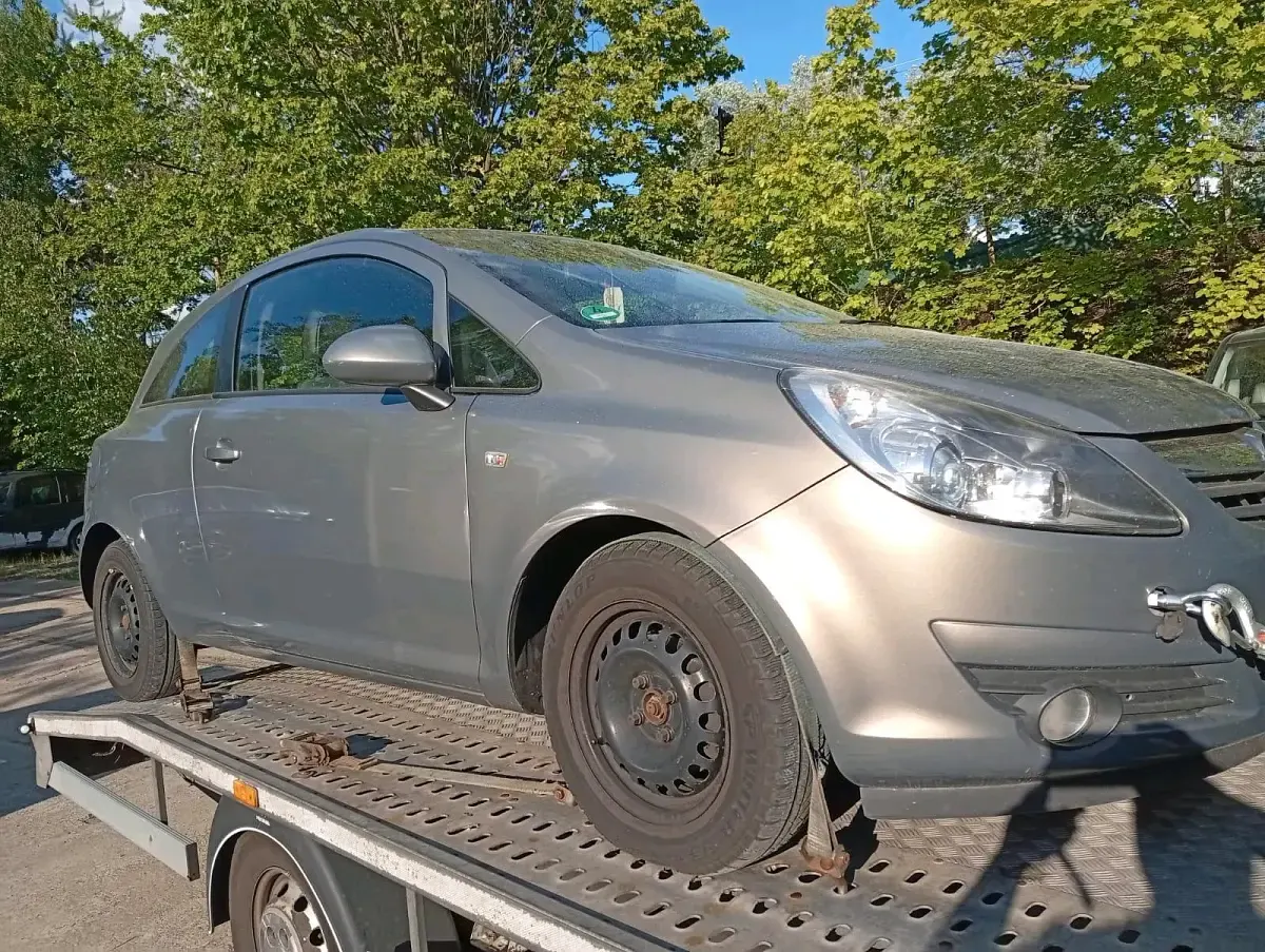 Używany Opel Corsa 70 KM (51 kW) 2010 Szary Hatchback