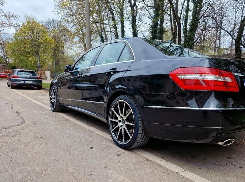 Schwarz Gebraucht 2010 Mercedes E350 Limousine | 13.999 € (Fairer Preis) - Bild 1/4