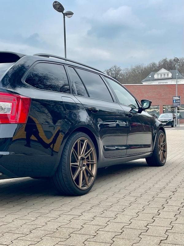 Gebraucht Skoda Octavia 184 PS (135 kW) 2015 Schwarz Kleinwagen