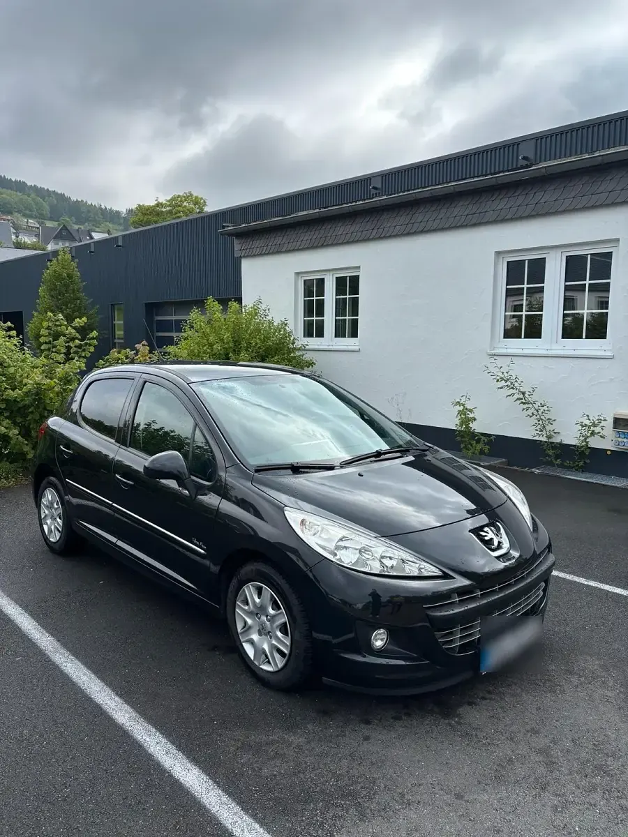 Gebraucht Peugeot 207 Tendance 95 PS (69 kW) 2011 Schwarz Kleinwagen