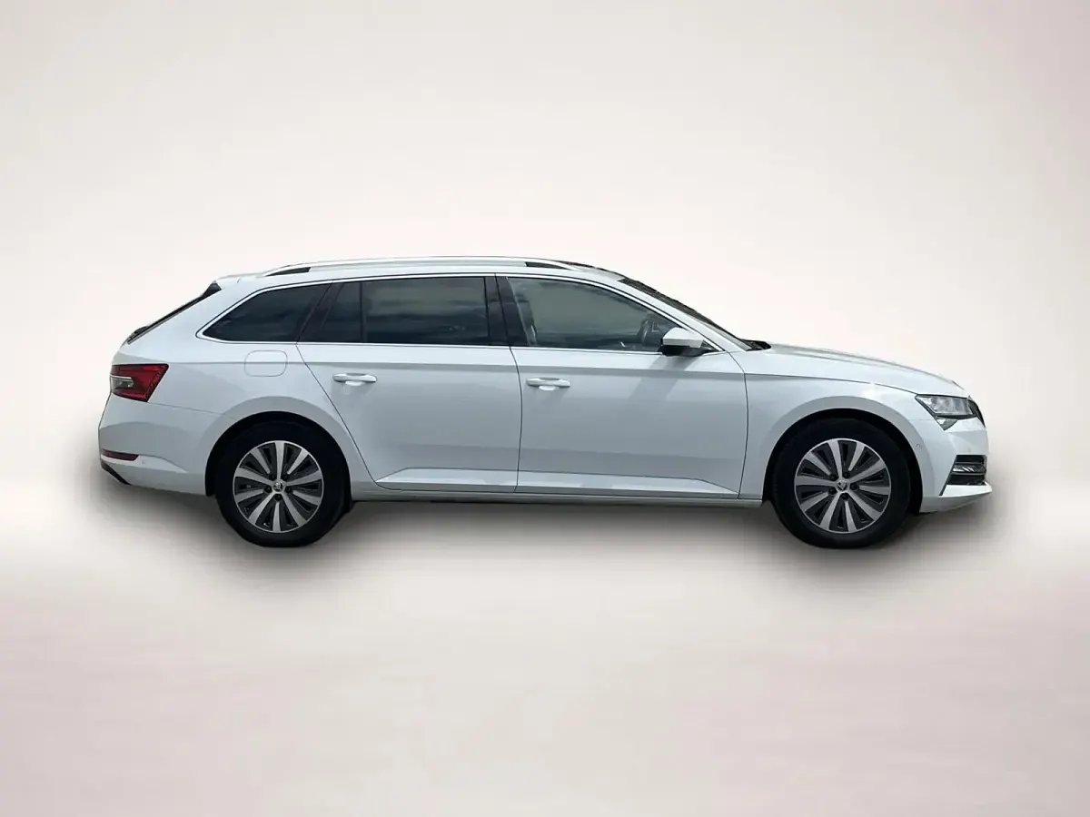 Gebraucht Skoda Superb Style 218 PS (160 kW) 2023 Manufacturer Kombi