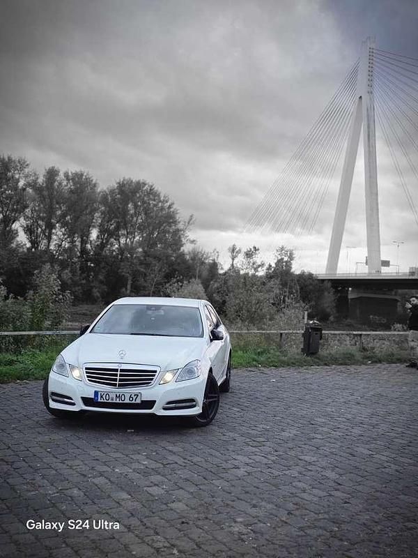 Gebraucht Mercedes E220 Elegance 170 PS (125 kW) 2011 Weiß Limousine