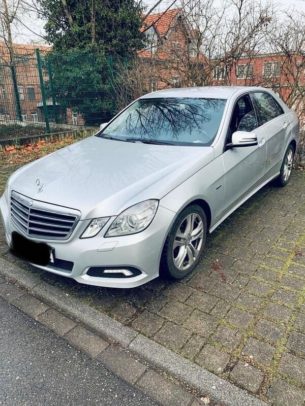 Grau Gebraucht 2009 Mercedes E350 Avantgarde Limousine | 7.500 € (Superpreis) - Bild 1/4
