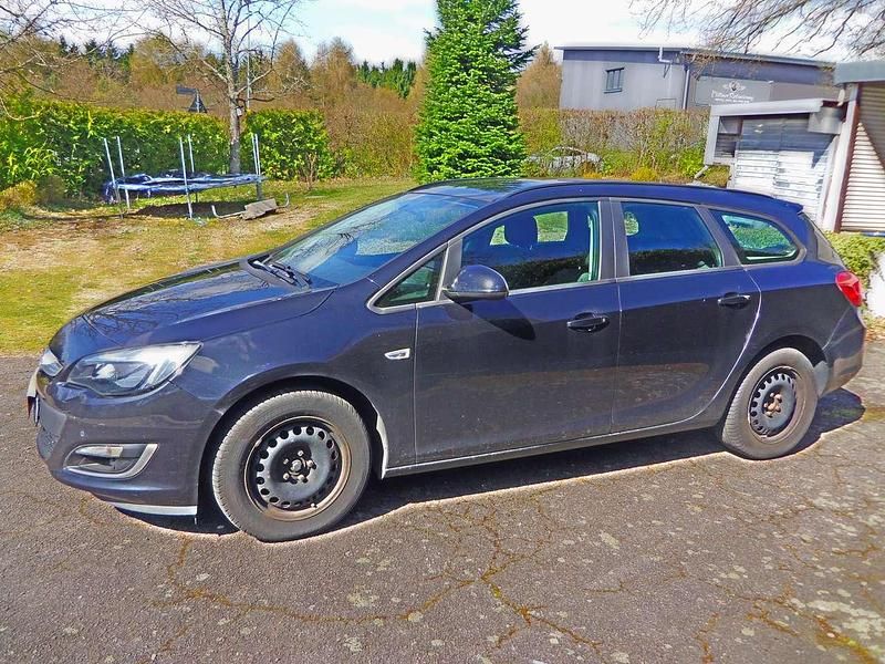 Gebraucht Opel Astra Edition 110 PS (80 kW) 2013 Schwarz Kombi