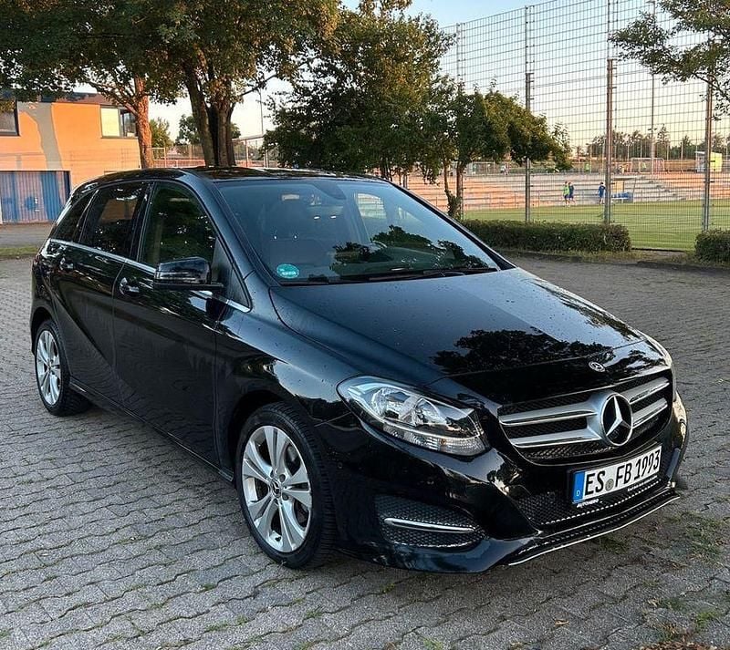 Schwarz Gebraucht 2018 Mercedes B200 Van / Kleinbus | 14.300 € (Guter Preis) - Bild 1/4