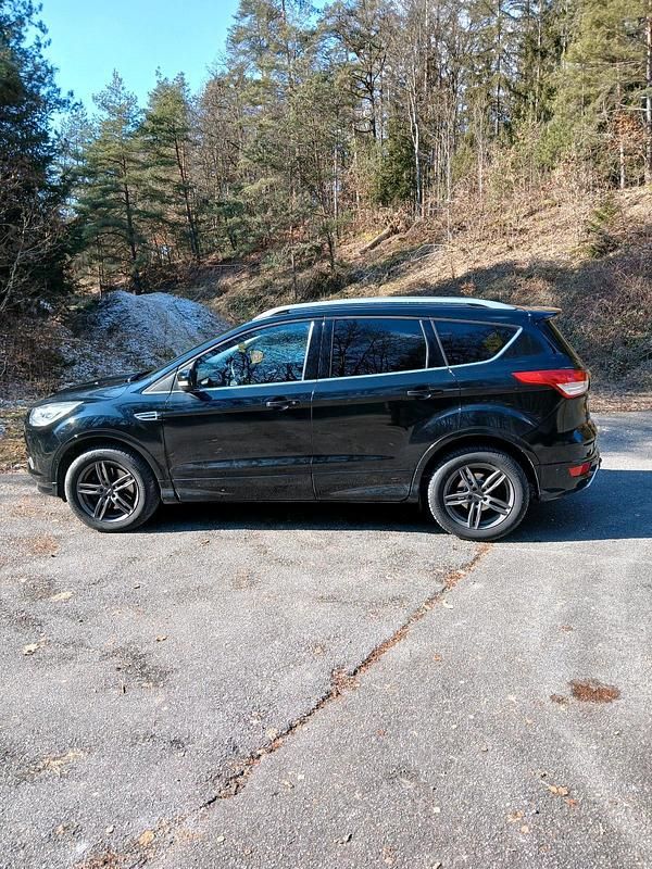 Gebraucht Ford Kuga 180 PS (132 kW) 2016 Schwarz SUV
